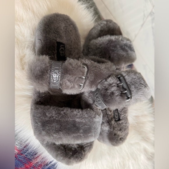 UGG Fluffy Slide Sandals - Size 7 - Cozy & Stylish - Picture 5 of 10